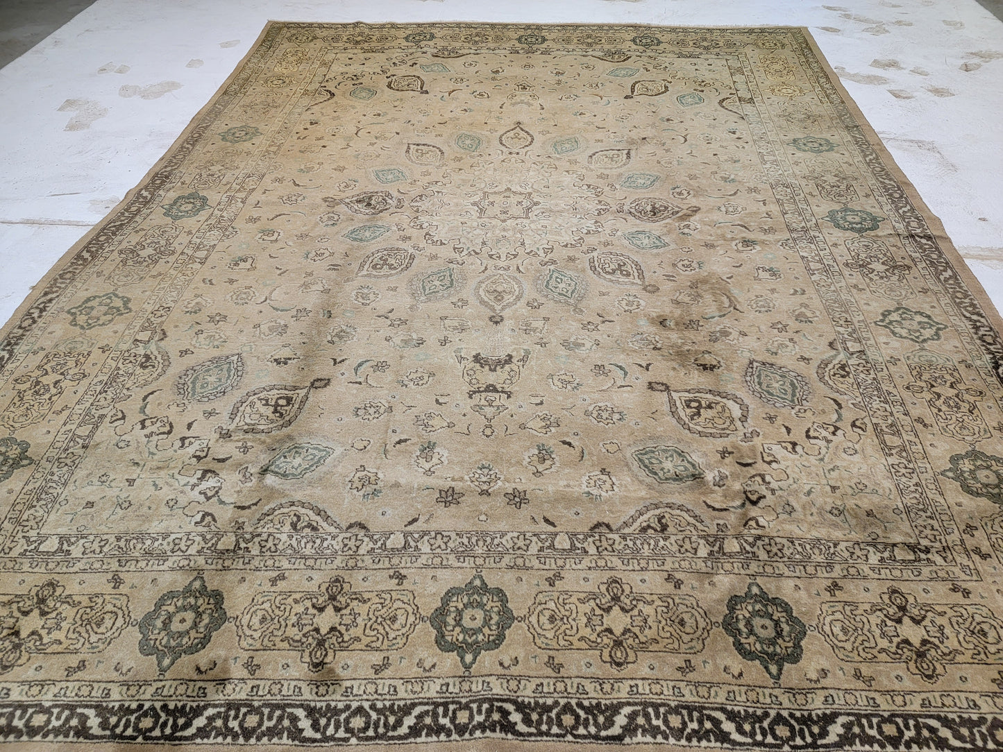 Hand-Knotted Wool Rug Persian Tabriz, Shaikh Safi Medallion 9'10" x 12'7"