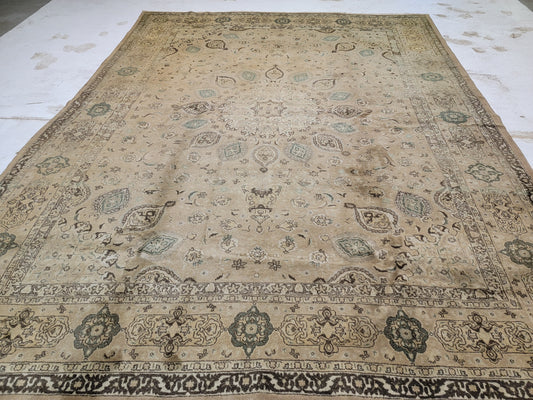 Hand-Knotted Wool Rug Persian Tabriz, Shaikh Safi Medallion 9'10" x 12'7"