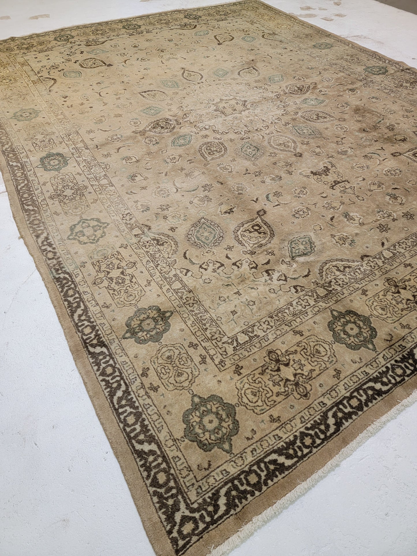 Hand-Knotted Wool Rug Persian Tabriz, Shaikh Safi Medallion 9'10" x 12'7"