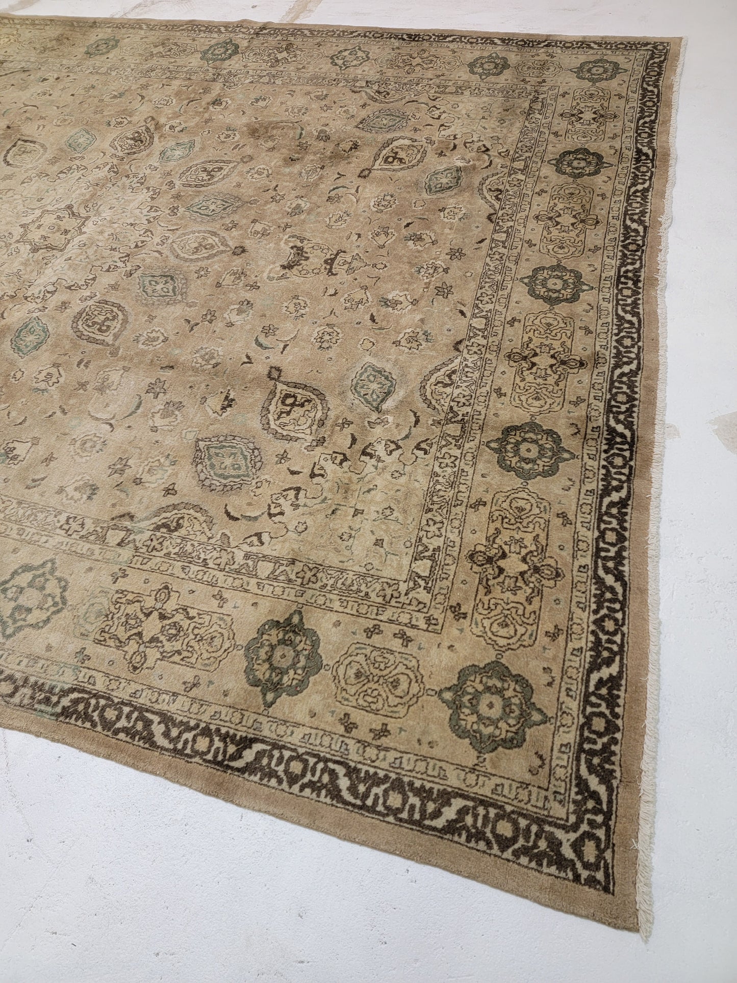 Hand-Knotted Wool Rug Persian Tabriz, Shaikh Safi Medallion 9'10" x 12'7"