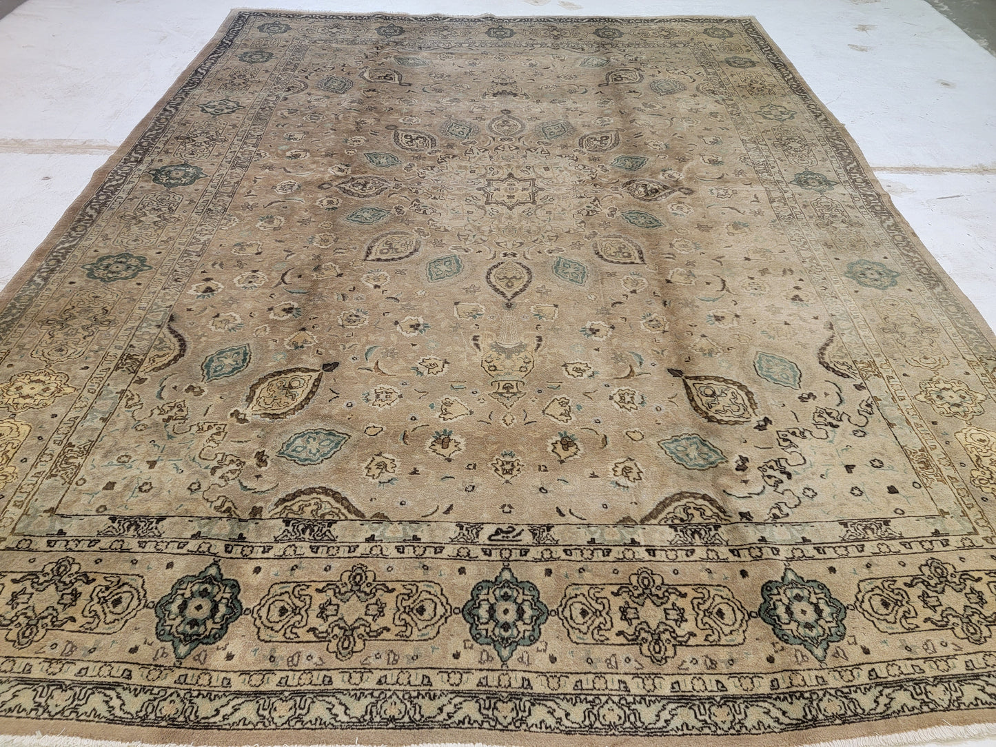 Hand-Knotted Wool Rug Persian Tabriz, Shaikh Safi Medallion 9'10" x 12'7"