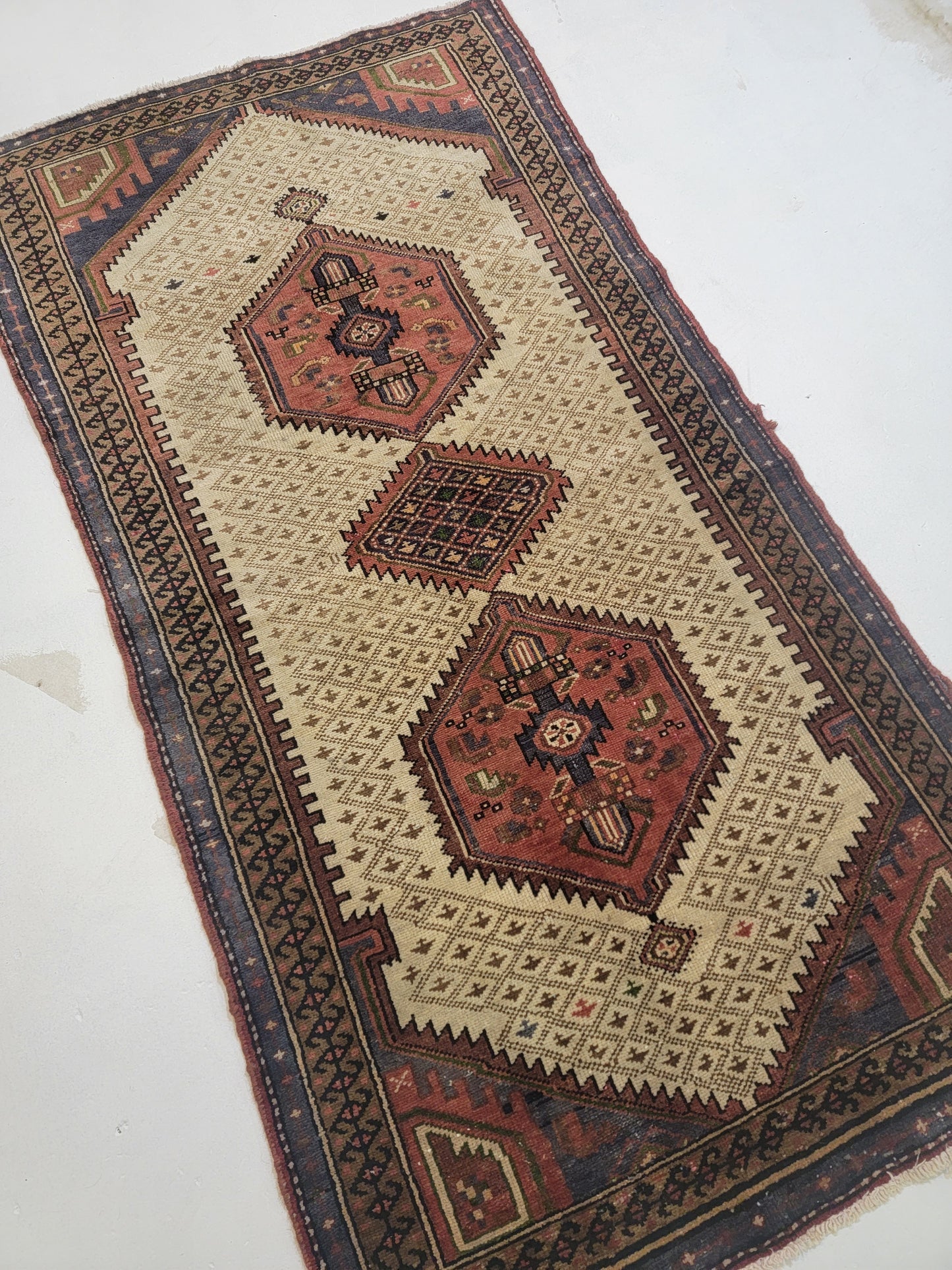 Hand-Knotted Wool Runner Sarab 3'5" x 6'7"