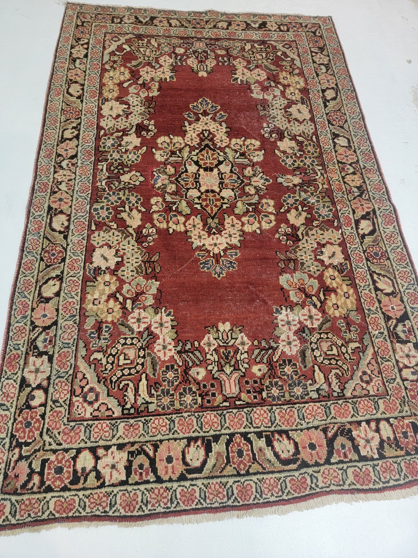 Hand-Knotted Wool Rug Mahal 4'1" x 6'8"