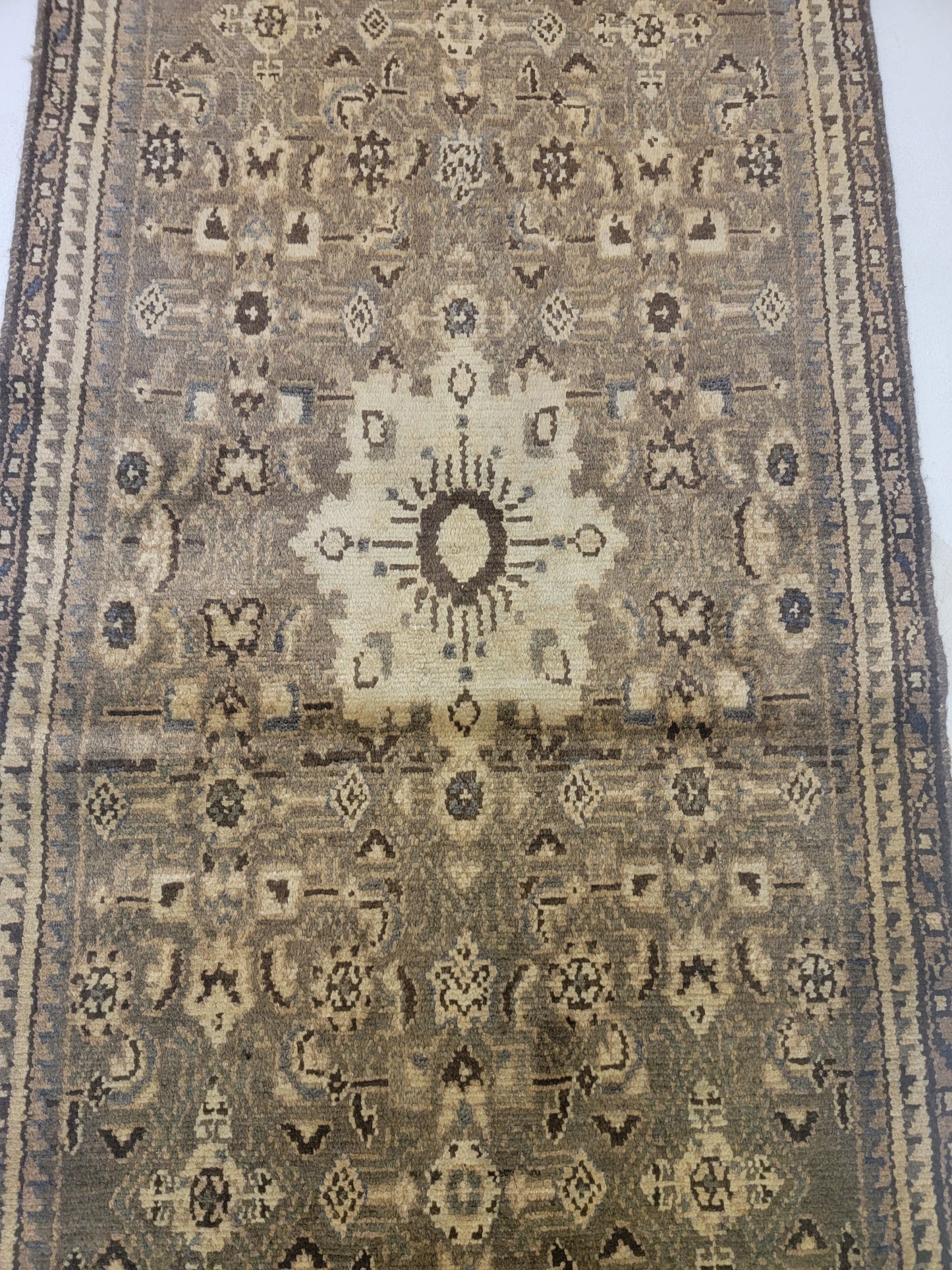 Hand-Knotted Wool Runner Mahal 2'6" x 9'4"