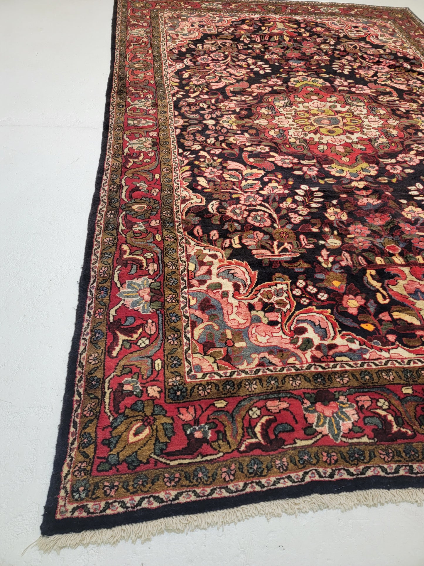 Hand-Knotted Wool Rug Mahal 6'9" x 10'