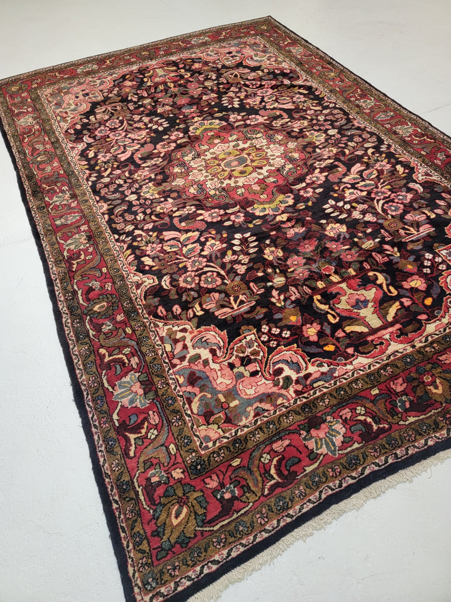 Hand-Knotted Wool Rug Mahal 6'9" x 10'