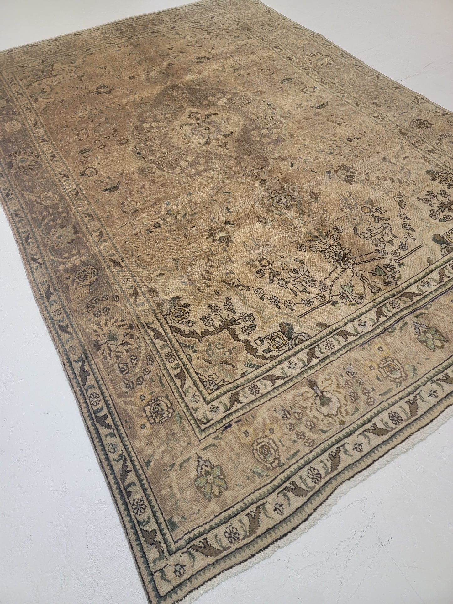 Hand-Knotted Wool Rug Tabriz 6'11" x 9'10"