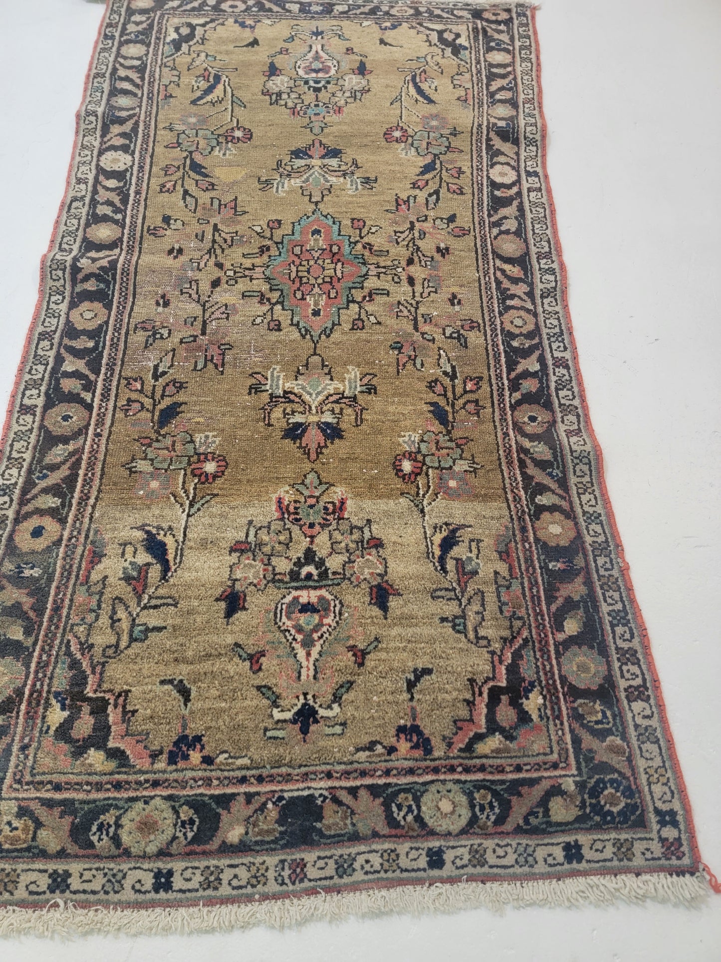 Hand-Knotted Wool Rug Mahal 2'6" x 5'2"