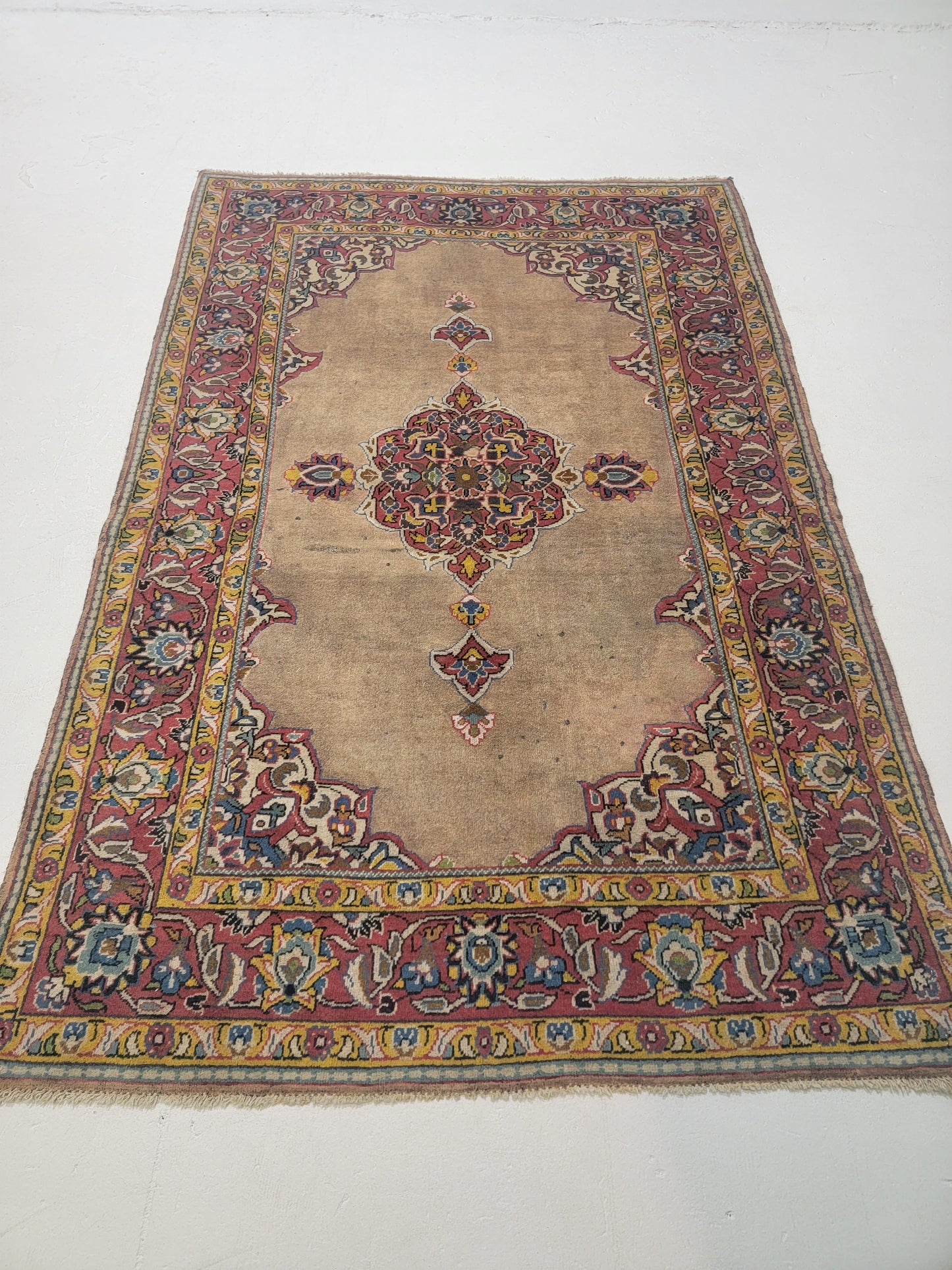 Hand-Knotted Wool Rug Isfehan 3'4" x 5'1"