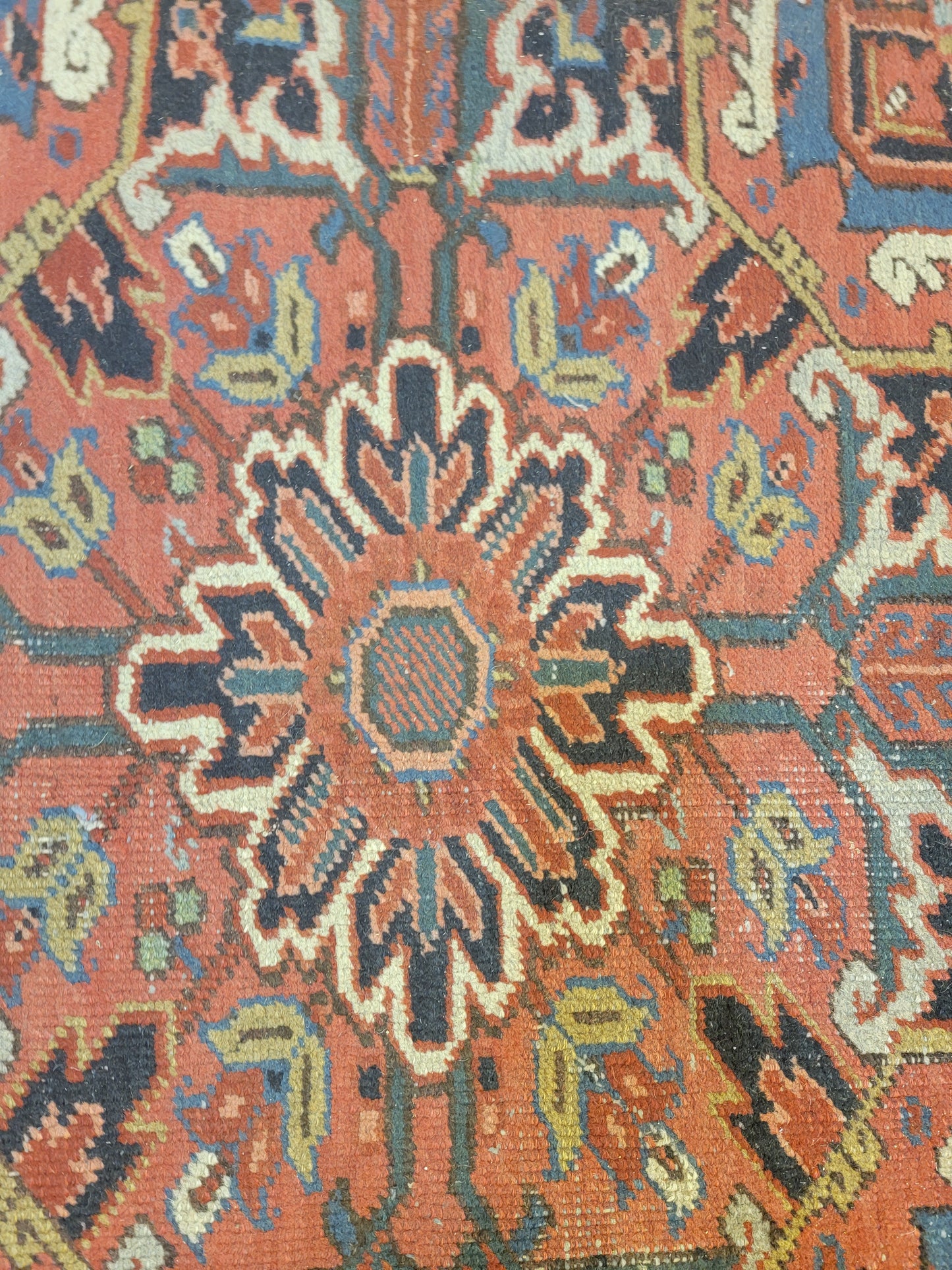 Antique Hand-Knotted Wool Rug Heriz Serapi 8'9" x 12'