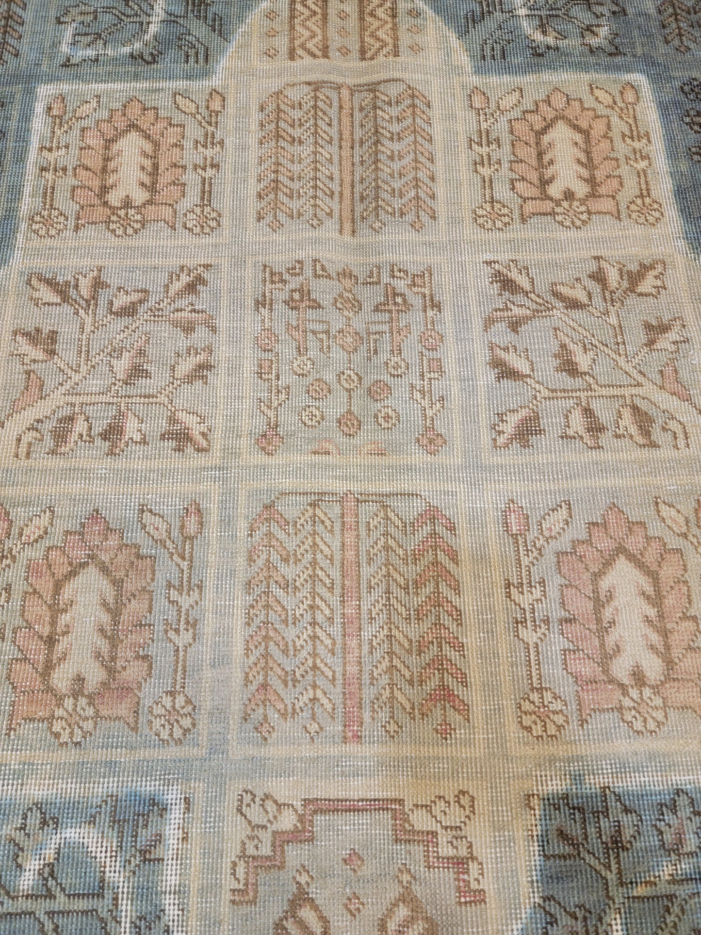 Hand-Knotted Wool Area Rug Distressed 4'9" x 6'4"
