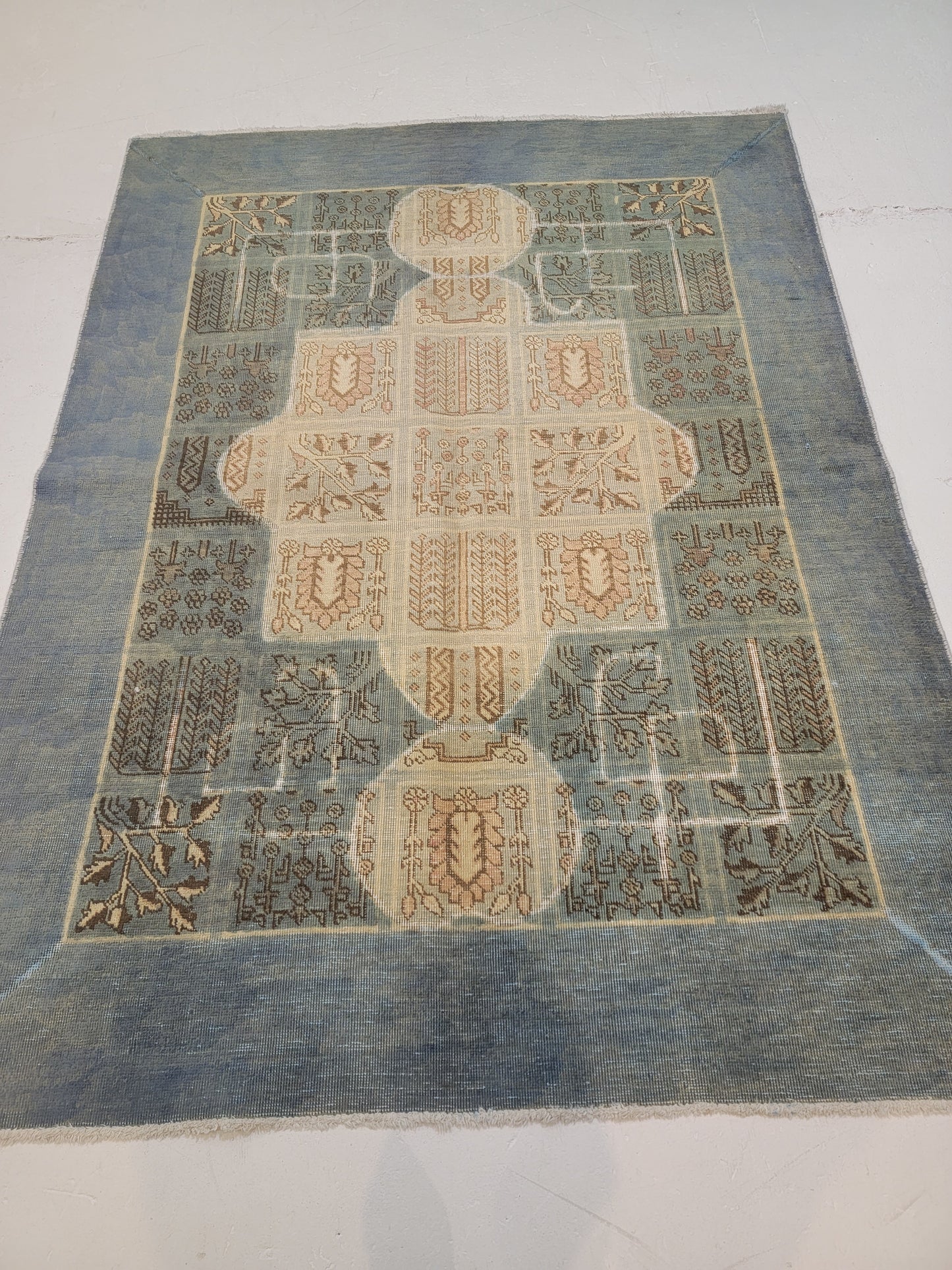 Hand-Knotted Wool Area Rug Distressed 4'9" x 6'4"