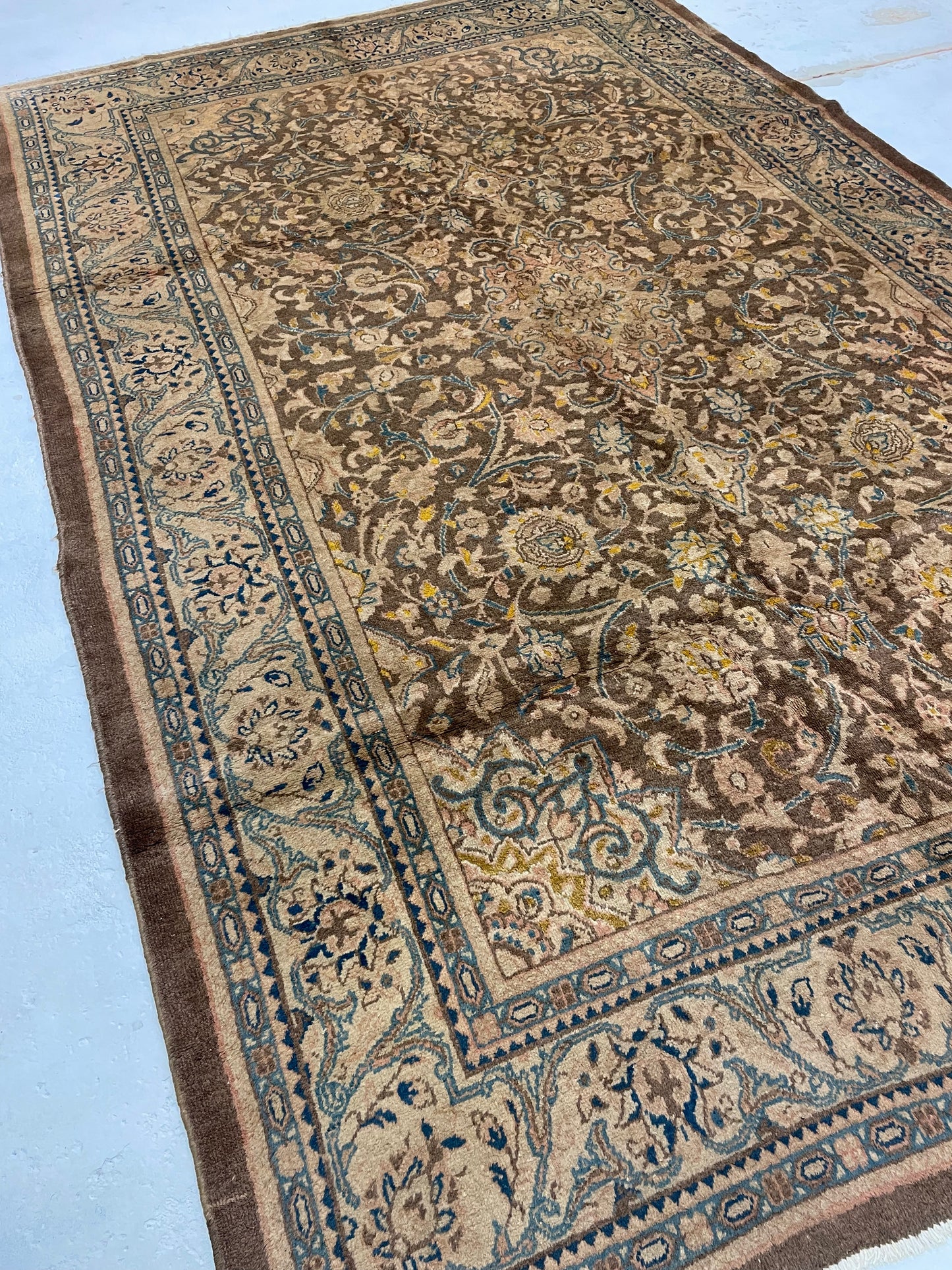 Hand-Knotted Wool Rug Mahal 6'8" x 9'9"