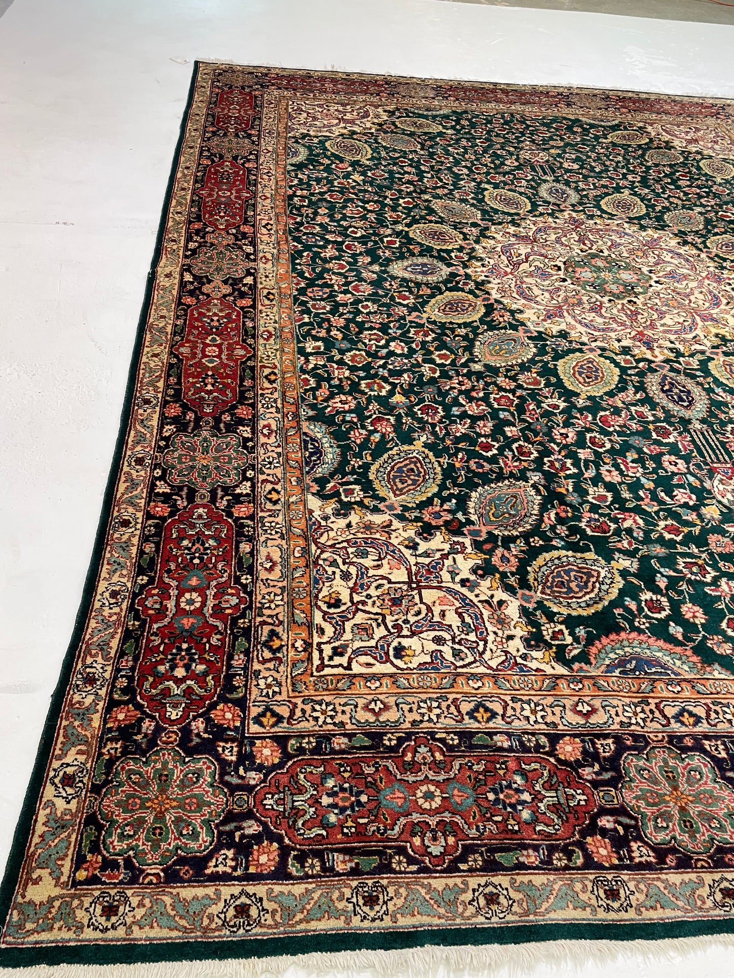 Hand-Knotted Wool Rug Sheikh Safi 9'7" x 12'5"