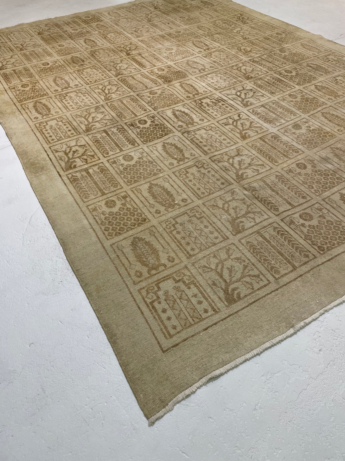 Hand-Knotted Wool Rug Tabriz Garden of Eden 9'3" x 12'3"