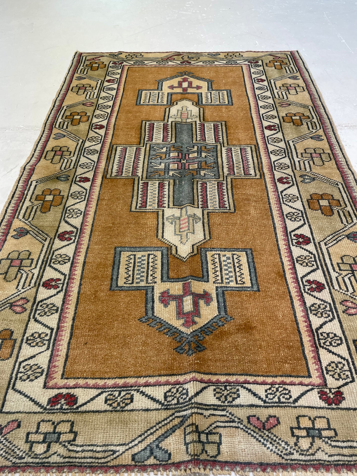 Hand-Knotted Wool Rug Turkish Oushak 3'4" x 5'3"