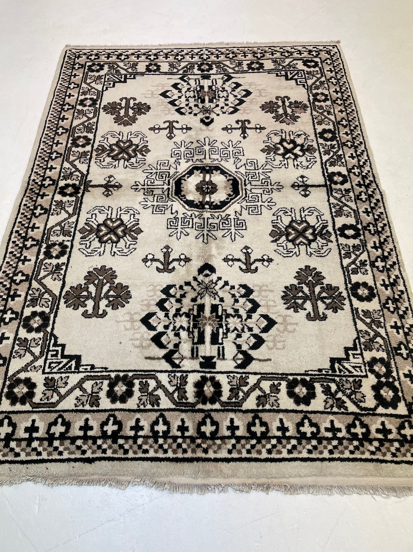 Hand-Knotted Wool Rug Khotan 4'6" x 6'7"