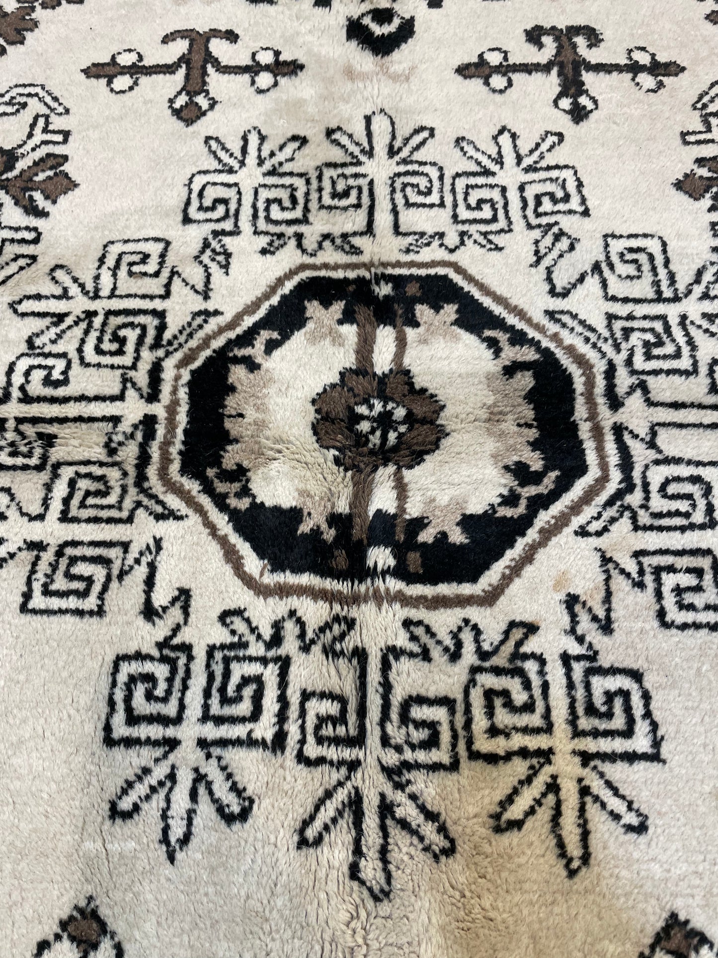 Hand-Knotted Wool Rug Khotan 4'6" x 6'7"