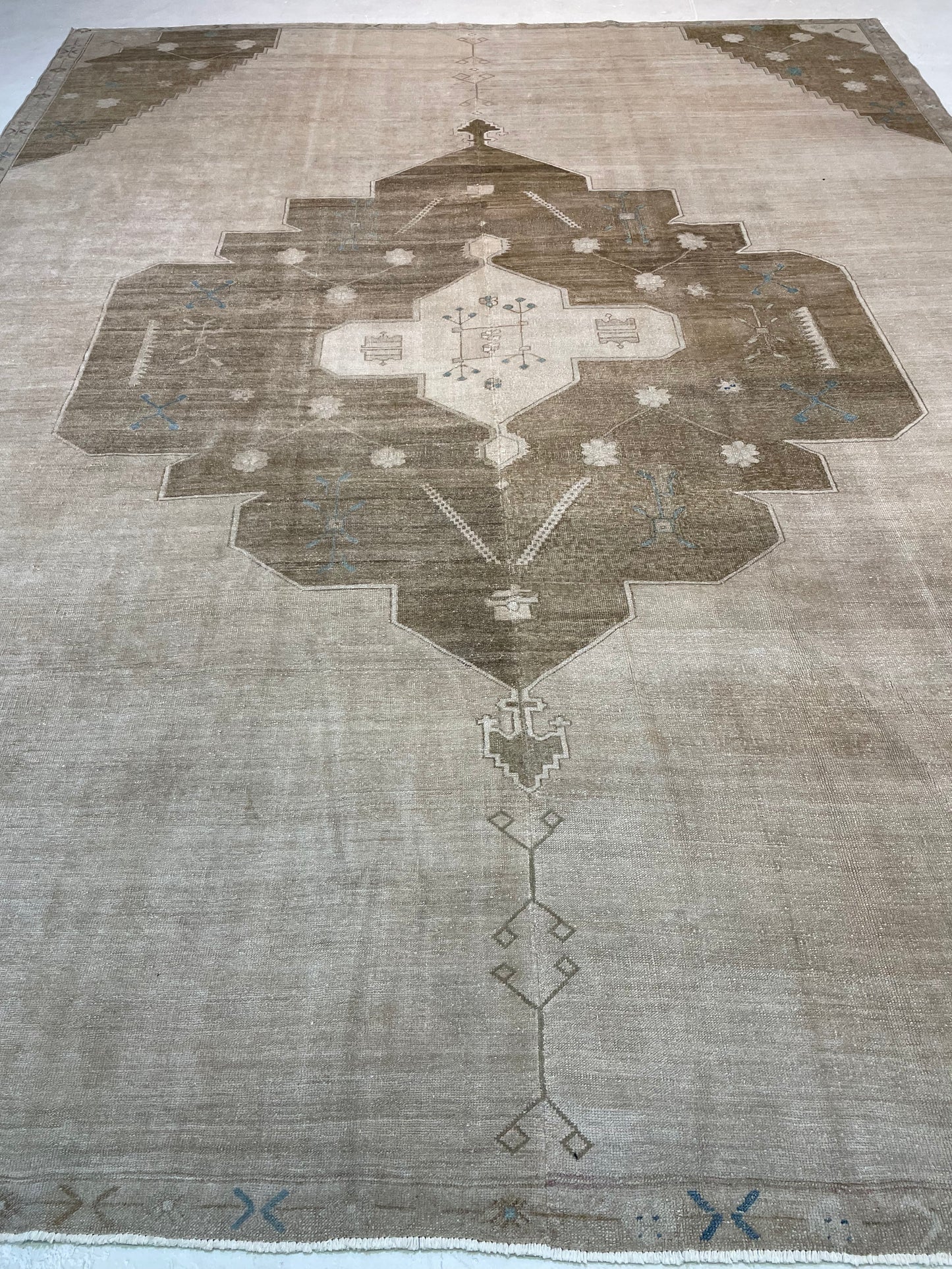 Hand-Knotted Wool Rug Turkish Oushak 10'7" x 13'7"