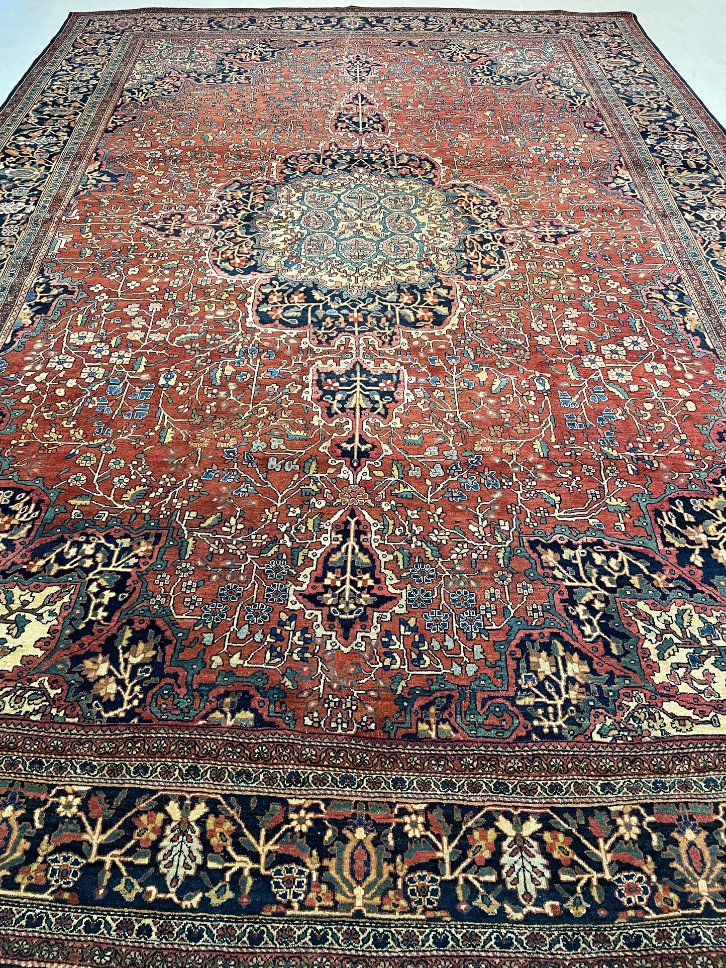 Antique Hand-Knotted Wool Rug Sarogh Farahan Perfect Condition 8'5" x 12'5"