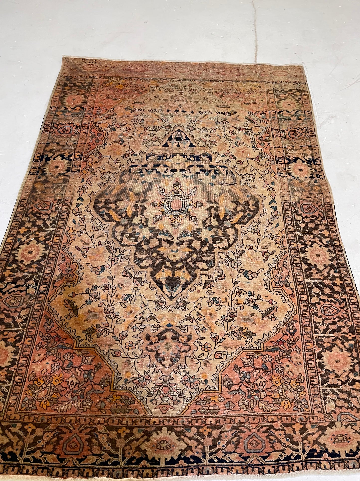 Hand-Knotted Wool Rug Sarouk Farahan 3'4" x 5'4"