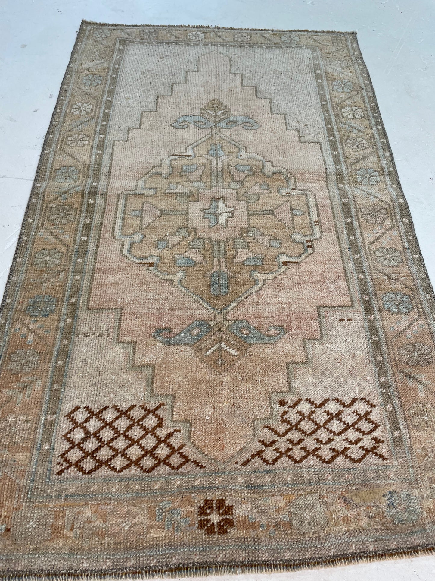 Hand-Knotted Wool Rug Turkish Oushak 2'4" x 4'
