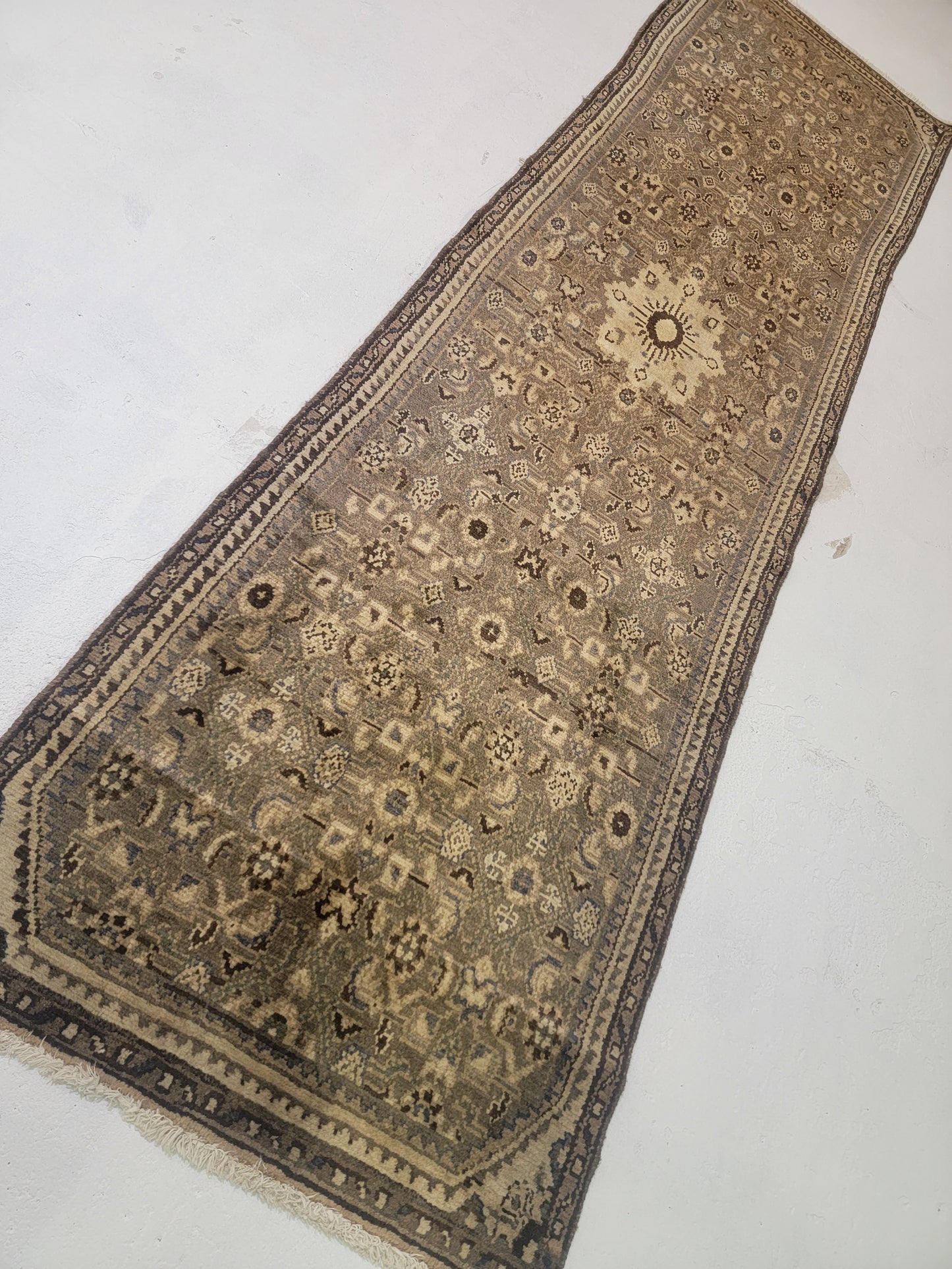 Hand-Knotted Wool Runner Mahal 2'6" x 9'4"