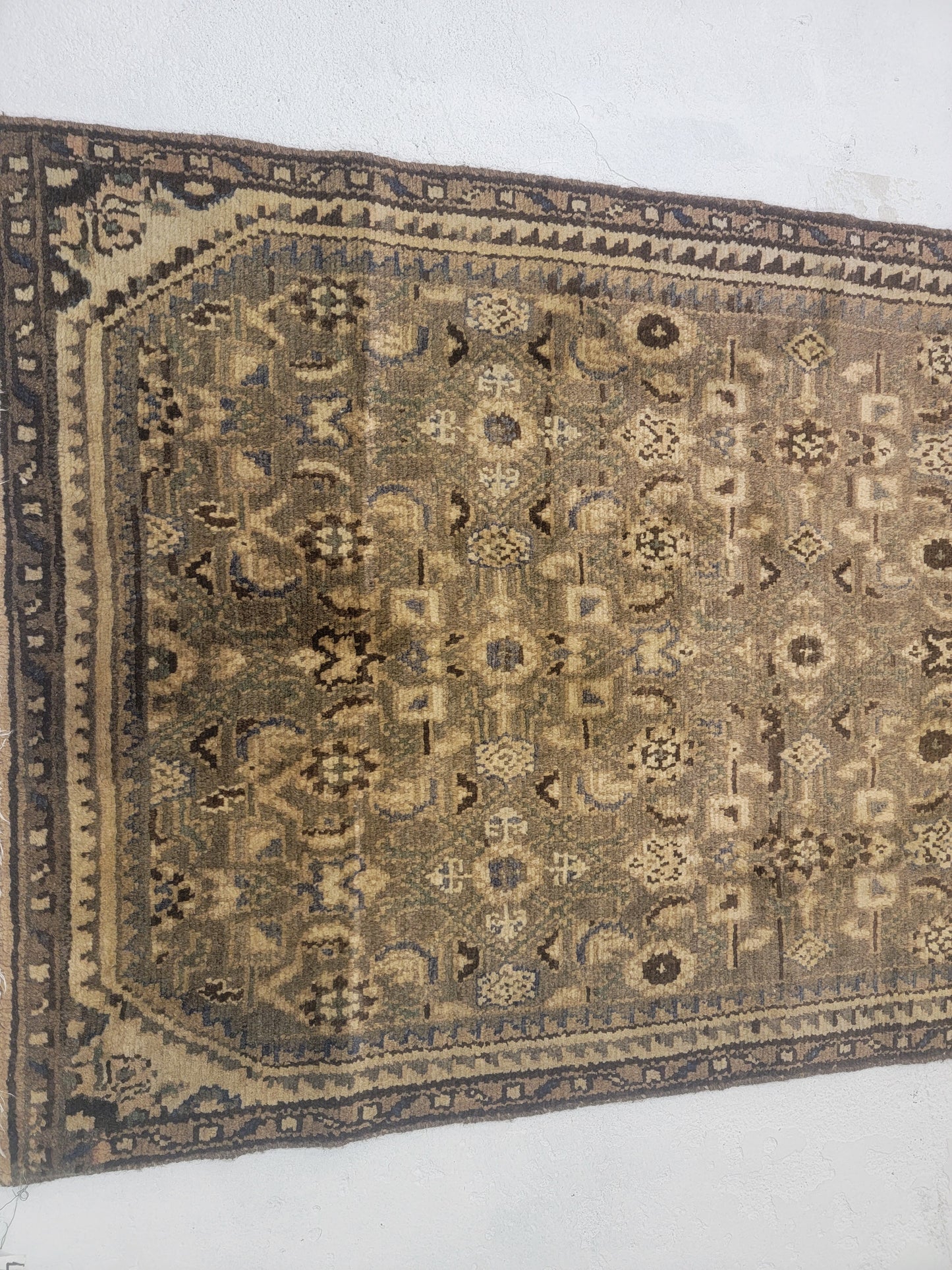 Hand-Knotted Wool Runner Mahal 2'6" x 9'4"